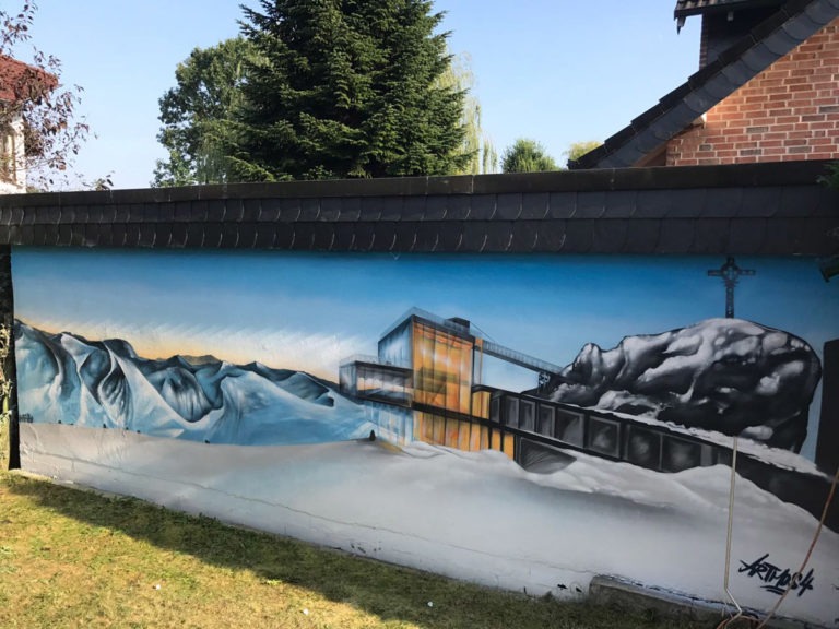 graffitiauftrag-graffitikuenstler-artmos4-reisewitz-landschaften-berge-haus-aussen-himmel-schnee-blau-weiss-gelb-fotorealistisch