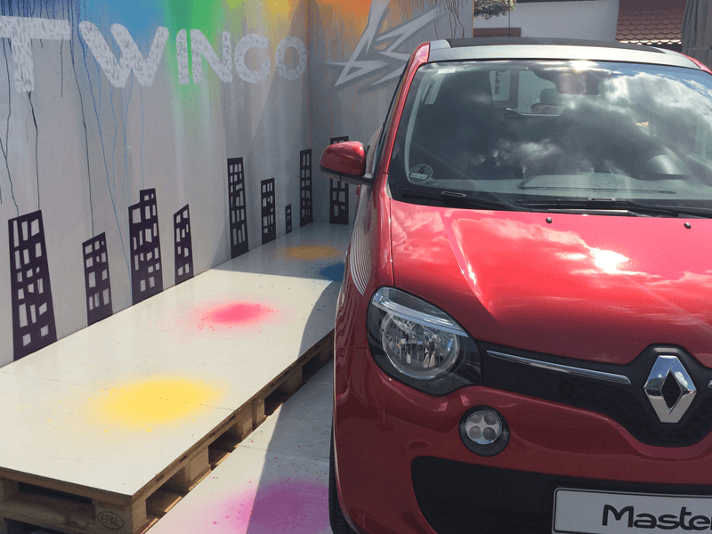 graffitiauftrag-graffitikuenstler-artmos4-renault_twingo-2014_skyline_graffiti_style_schrift_hintergrund_aussen_auto