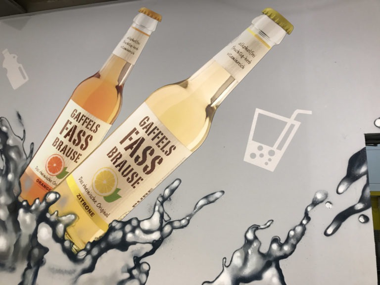 graffitiauftrag-graffitikuenstler-artmos4-rewe-istas-flasche-wasser-innen-grau-fotorealistisch-getraenke-handel