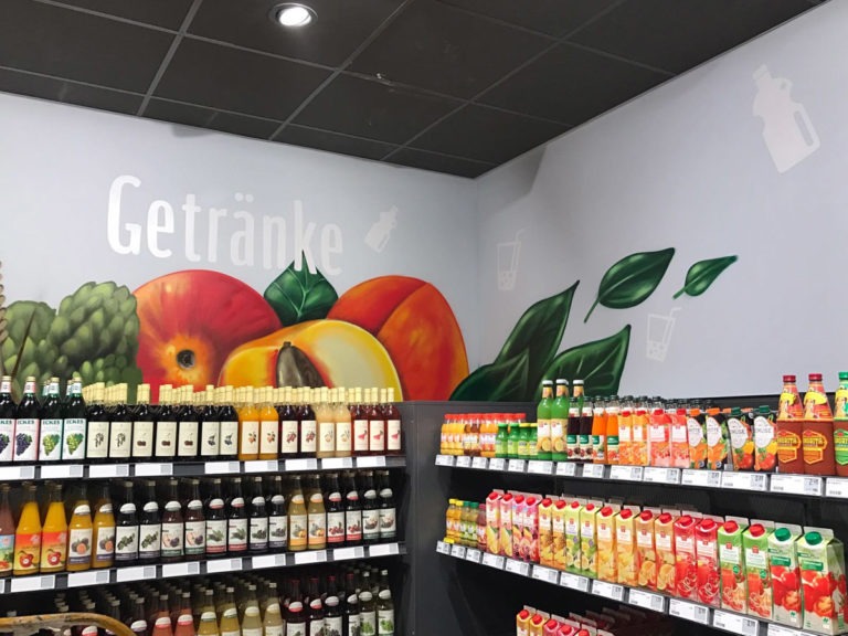 graffitiauftrag-graffitikuenstler-artmos4-rewe-istas-obst-pflanzen-innen-grau-fotorealistisch-getraenke-handel