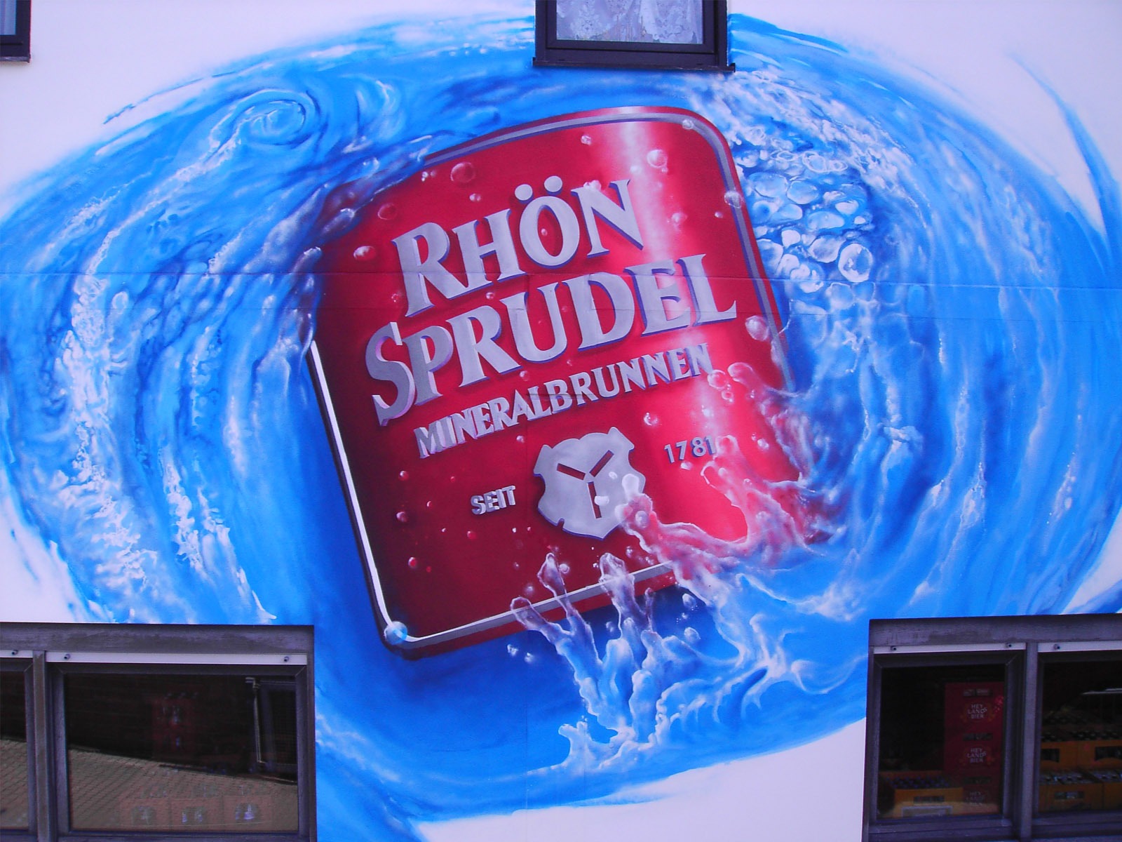 graffitiauftrag-graffitikuenstler-artmos4-rhoen-sprudel-oesterlein-2004-landschaft-wasser-flasche-aussen-blau-fotorealistisch-getraenke-handel