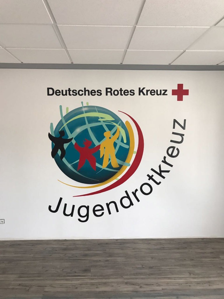 graffitiauftrag-graffitikuenstler-artmos4-rotes-kreuz-andernach-drk-krankenwagen-logo-schrift-innen-rot-weiss-folie-medizin