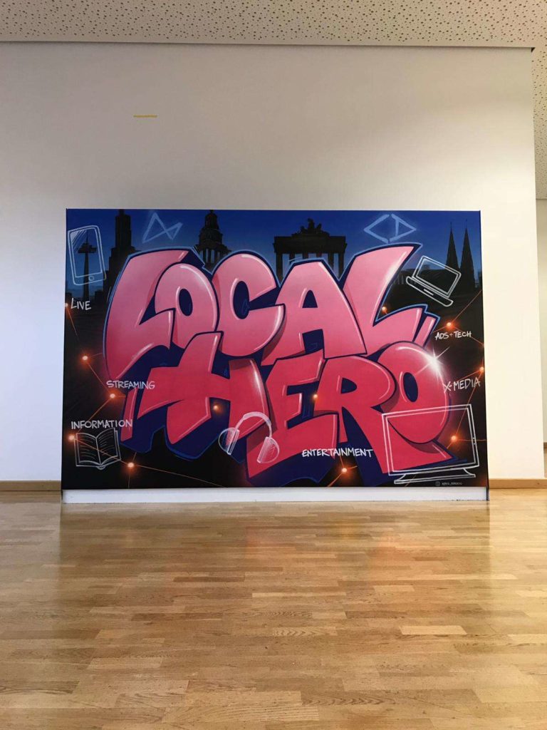 graffitiauftrag-graffitikuenstler-artmos4-RTL_Ad_Alliance_Köln_2020_Local_Heros_innen_Event_Graffiti_Skyline_tag_blau_pink_02