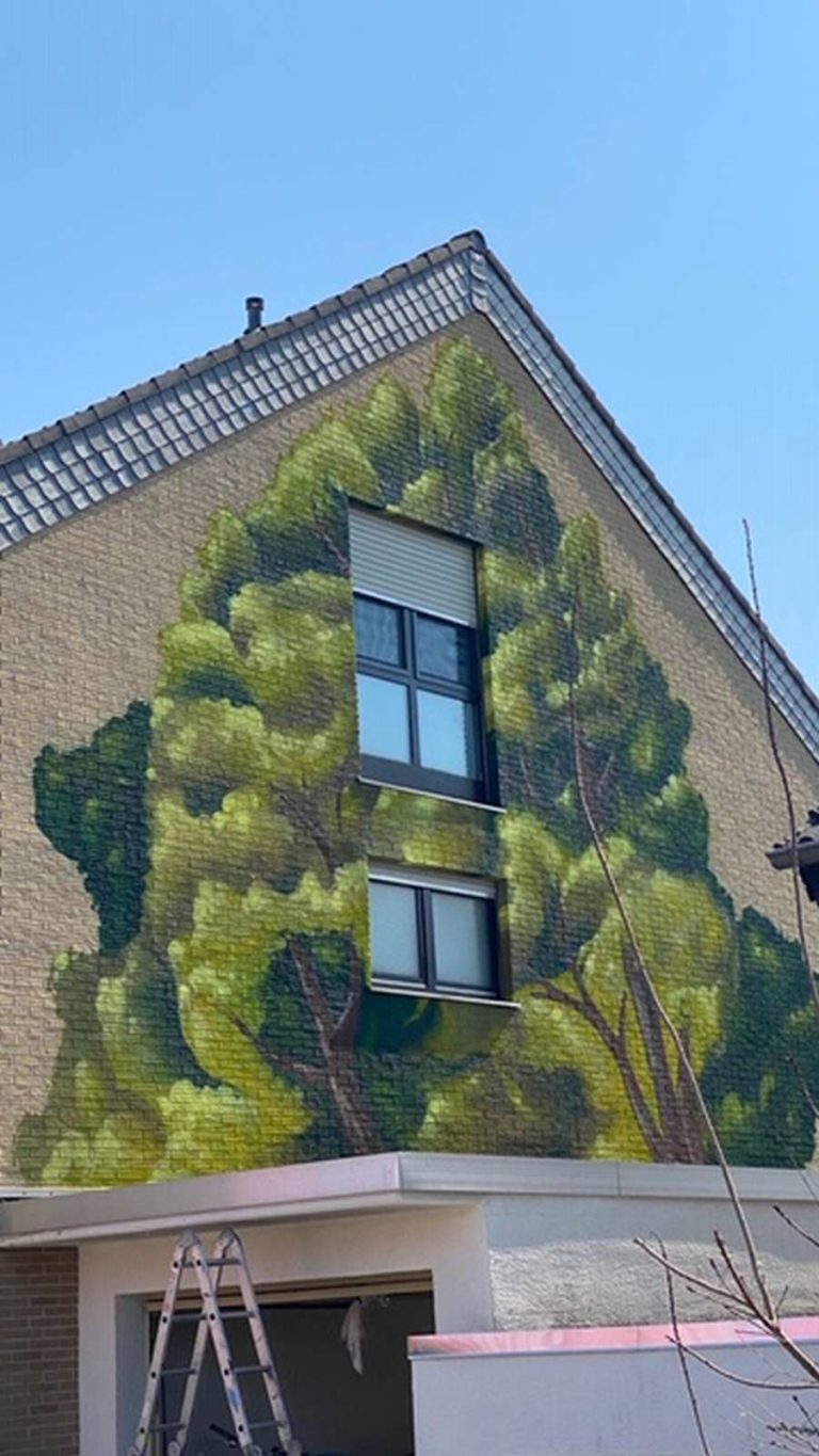 graffitiauftrag-graffitikuenstler-artmos4-Rudolph_privat_Baum_Landschaft_Natur_Hauswand_2020_1