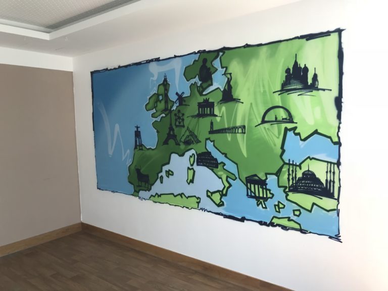 graffitiauftrag-graffitikuenstler-artmos4-rummelsberger-diakonie-weltkarte-laender-europa-flagge-sehenswuerdigkeiten-innen-illustrativ-bunt