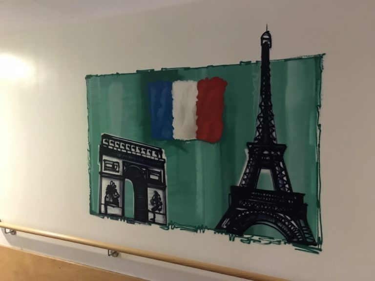 graffitiauftrag-graffitikuenstler-artmos4-rummelsberger-diakonie-weltkarte-laender-frankreich-flagge-sehenswuerdigkeiten-innen-illustrativ-bunt