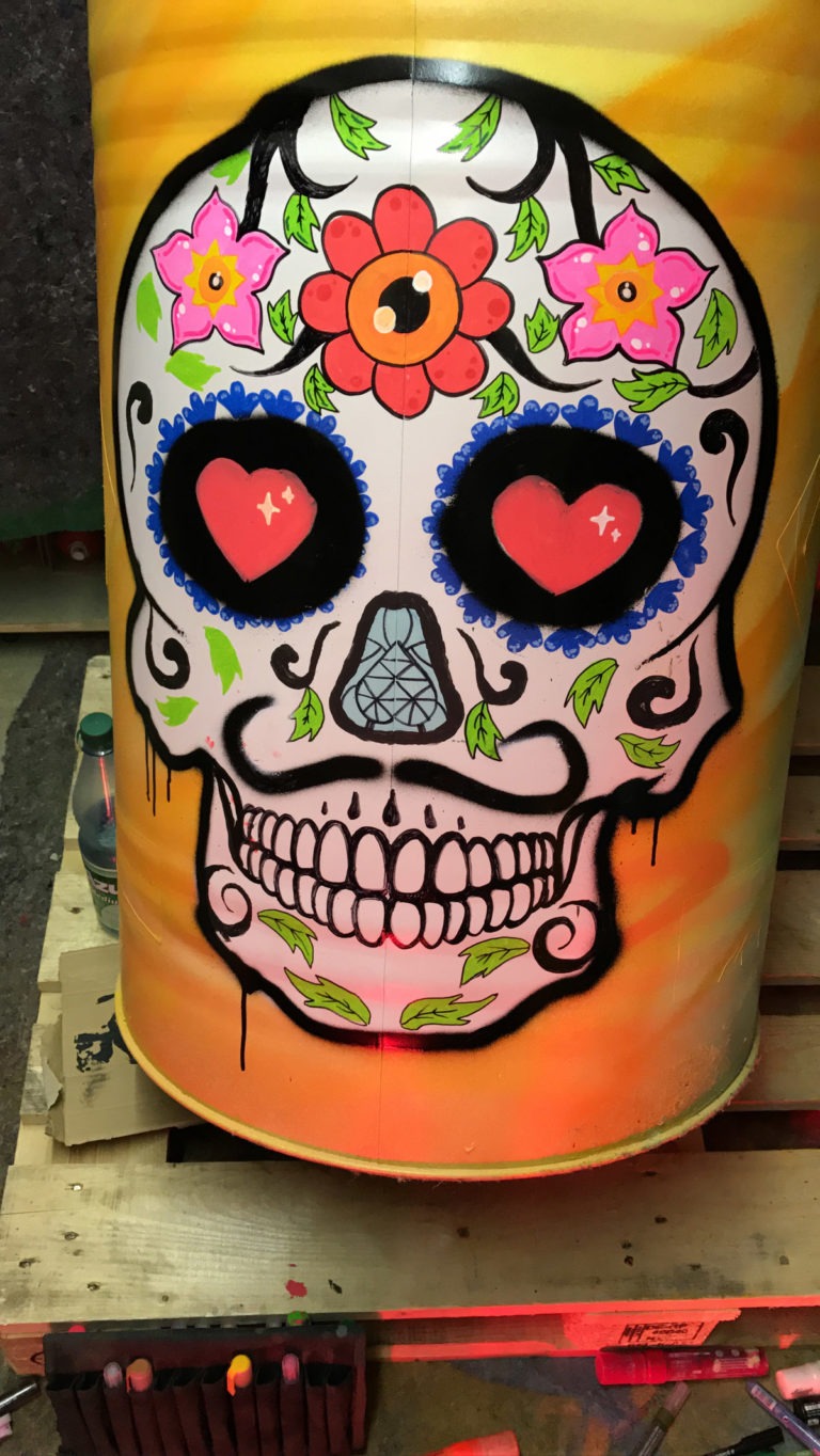 graffitiauftrag-graffitikuenstler-artmos4-salitos-fass-orange-graffiti-menschen-knochen-folie-kunst-bunt-objekt