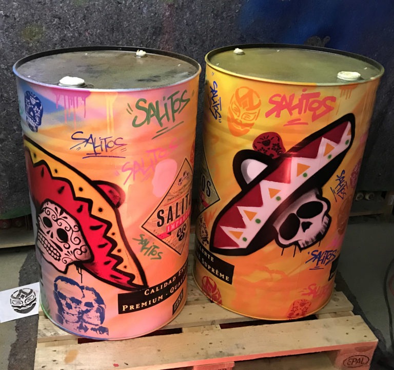 graffitiauftrag-graffitikuenstler-artmos4-salitos-fass-orange-graffiti-menschen-knochen-folie-kunst-bunt-objekt