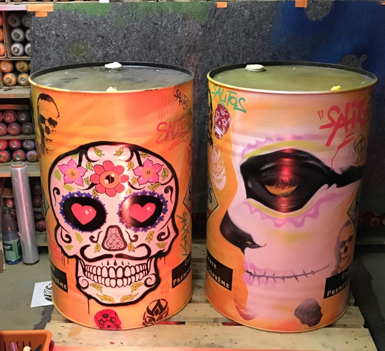 graffitiauftrag-graffitikuenstler-artmos4-salitos-fass-orange-graffiti-menschen-knochen-folie-kunst-bunt-objekt