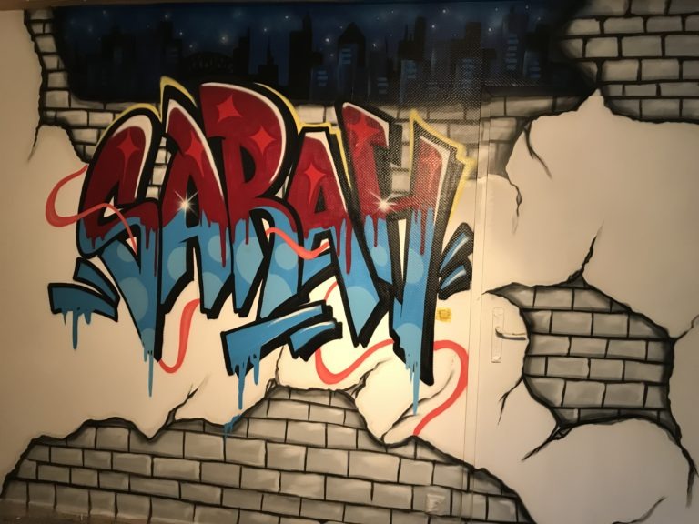 graffitiauftrag-graffitikuenstler-artmos4-sarah-graffiti-tag-syle-schrift-mauer-innen-rot-blau-grau-privat-kinderzimmer