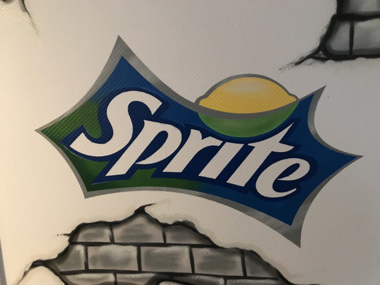 graffitiauftrag-graffitikuenstler-artmos4-sarah-graffiti-tag-syle-schrift-mauer-sprite-innen-rot-blau-grau-privat-kinderzimmer