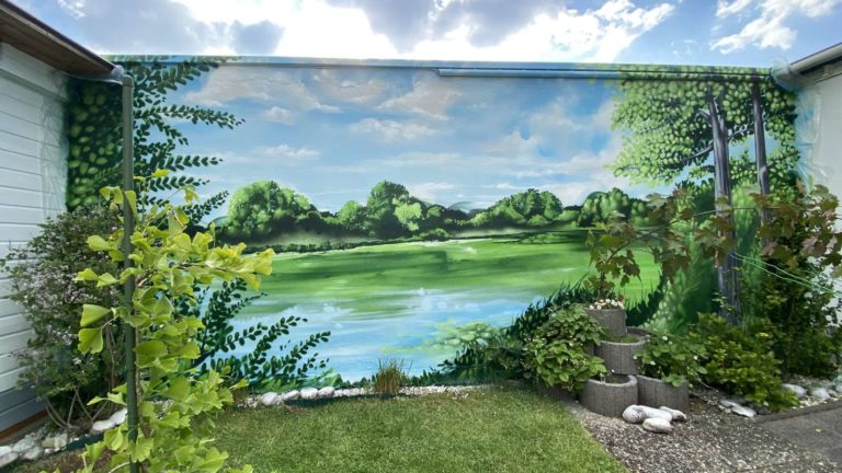 graffitiauftrag-graffitikuenstler-artmos4-Schaffner_2020_Landschaft_Grün_See_Baum_Pflanzen_Himmel_wolke_illustrativ_Außenwand_6