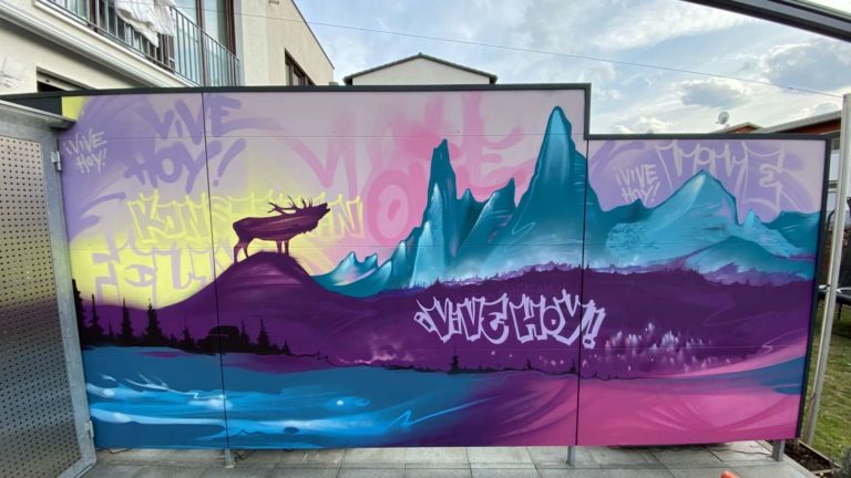 graffitiauftrag-graffitikuenstler-artmos4-Schieler_privat_2021_aussen_Streetart_Tag_Tier_Hirsch_Natur_Berg_bunt_graffiti_02