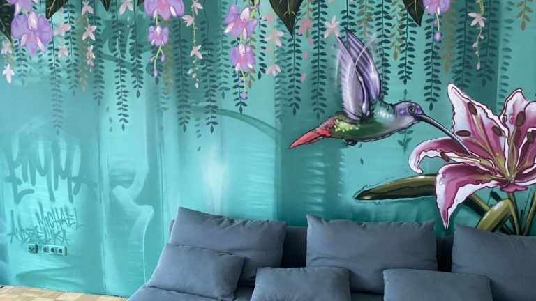 graffitiauftrag-graffitikuenstler-artmos4-Schmatz_privat_Kolibri_floral_2020_innen_blau_türkis_vogel_Blüte_Pflanze_traschig-05