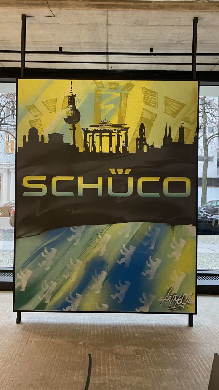 graffitiauftrag-graffitikuenstler-artmos4-schüco-leinwand-skyline-silhouette-gelb-blau