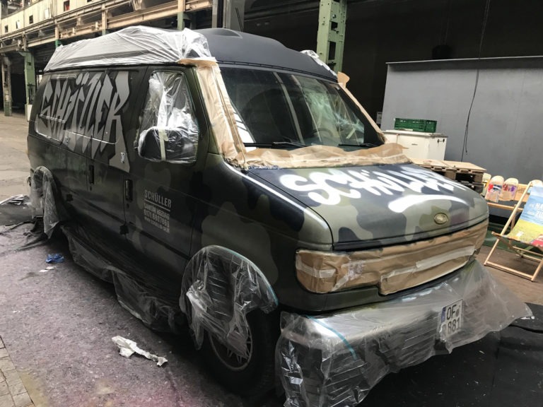 graffitiauftrag-graffitikuenstler-artmos4-schueller-sanitaer-buss-camouflage-schrift-graffiti-tag-logo-objekt-fahrzeug-gruen