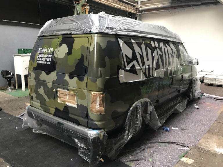graffitiauftrag-graffitikuenstler-artmos4-schueller-sanitaer-buss-camouflage-schrift-graffiti-tag-logo-objekt-fahrzeug-gruen