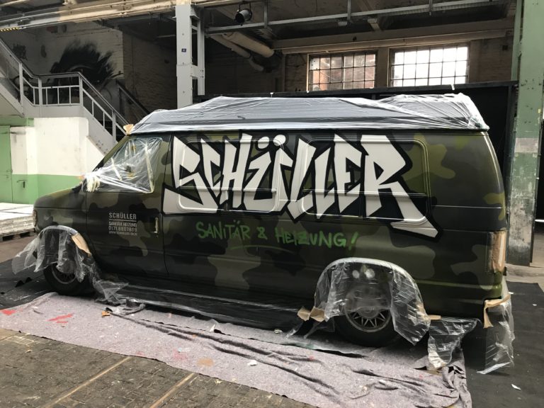 graffitiauftrag-graffitikuenstler-artmos4-schueller-sanitaer-buss-camouflage-schrift-graffiti-tag-logo-objekt-fahrzeug-gruen