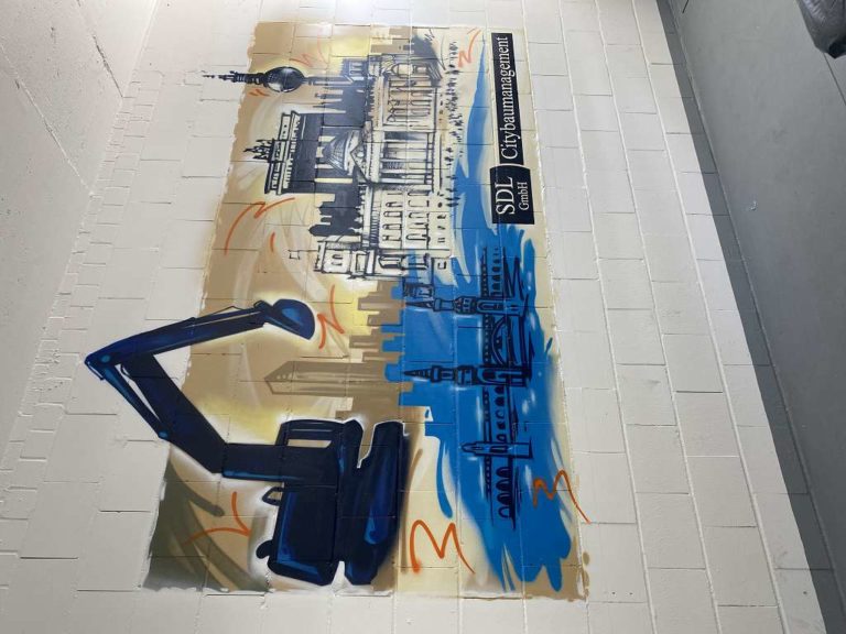 graffitiauftrag_graffitikuenstler_artmos4_SDL_GmbH_2022_Citybaumanagement_Berlin_Skyline_Sehenswürdigkeiten_Bagger_Fahrzeug_Schrift_Graffiti_Folie_innen
