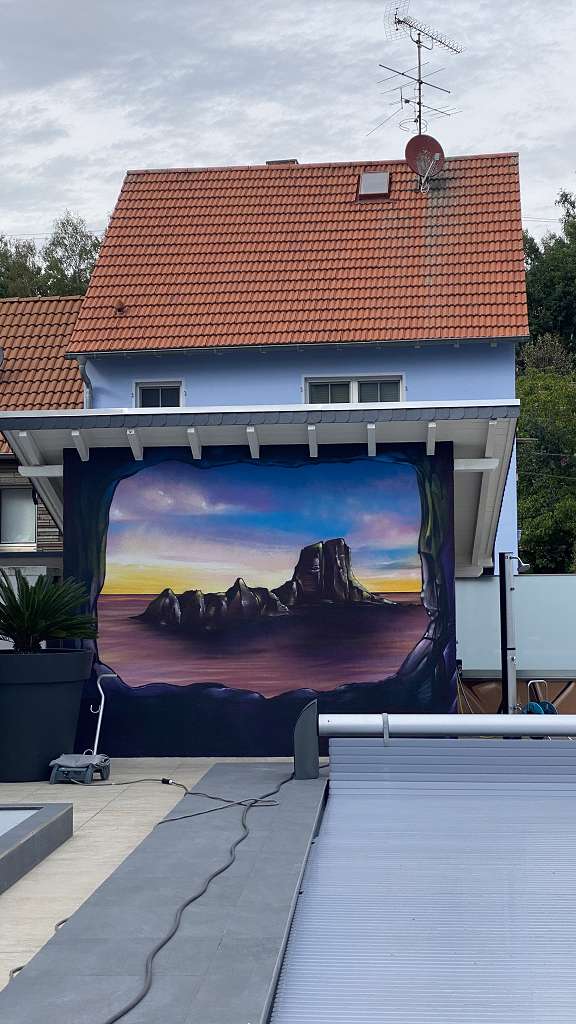 graffitiauftrag_graffitikuenstler_artmos4_Simgen_2022_Pool_Landschaft_Gebäude_Himmel_Meer_Insel_Durchbruch_Otterberg_Graffiti_aussen