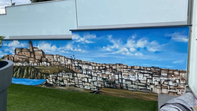 graffitiauftrag_graffitikuenstler_artmos4_Simgen_2022_Pool_Landschaft_Gebäude_Himmel_Meer_Palme_Sehenswürdigkeiten_Skyline_Burg_Otterberg_Graffiti_aussen_02