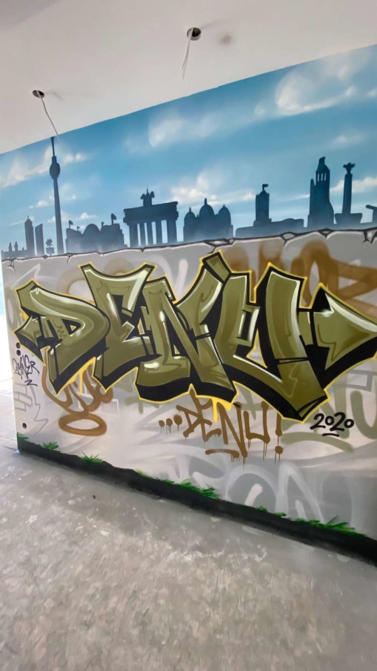 graffitiauftrag-graffitikuenstler-artmos4-Simon_privat_2020_Graffiti_ Tag_Sohn Denu_Berlin_skyline_silhouette_tag_trashig