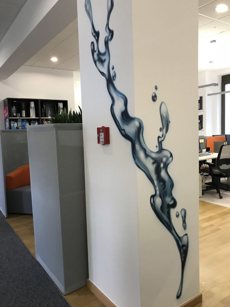 graffitiauftrag-graffitikuenstler-artmos4-sodastream-wasser-obst-glas-innen-blau-fotorealistisch