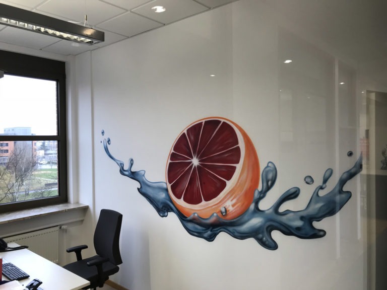 graffitiauftrag-graffitikuenstler-artmos4-sodastream-wasser-obst-glas-innen-blau-fotorealistisch