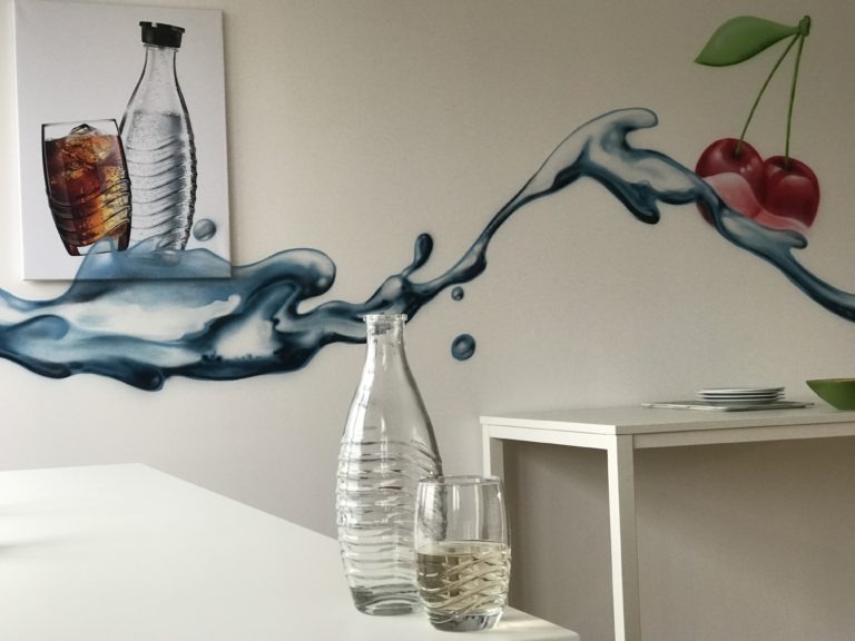 graffitiauftrag-graffitikuenstler-artmos4-sodastream-wasser-obst-glas-leinwand-blau-fotorealistisch