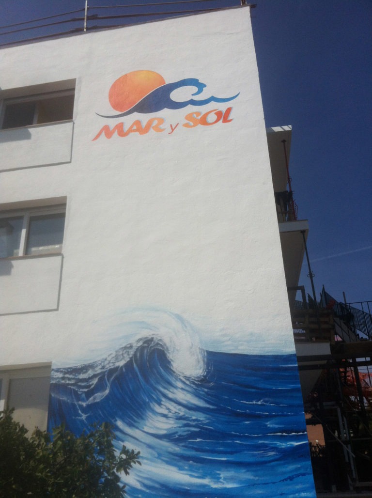 graffitiauftrag-graffitikuenstler-artmos4-sol-y-mar-ibiza-aussen-fotorealistisch-welle-wasser-logo-schrift