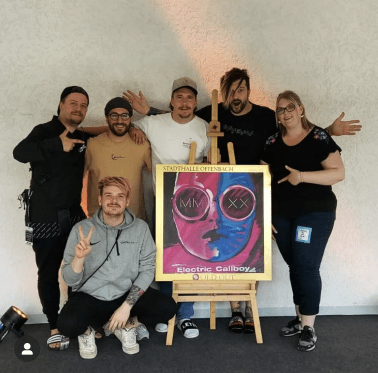 graffitiauftrag_graffitikuenstler_artmos4_Sold_Out_Award_2022_Electric_Callboy_Leinwand_Offenbach_04