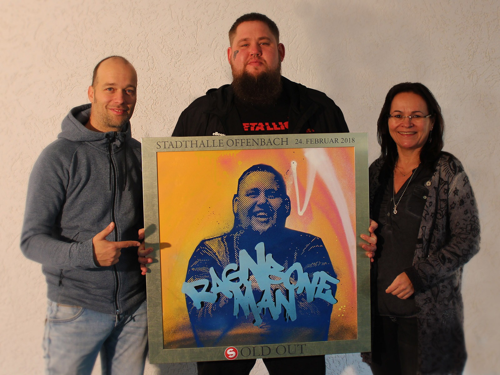 graffitiauftrag-graffitikuenstler-artmos4-sold-out-award-ragnboneman-stadthalle-offenbach-leinwand-graffiti