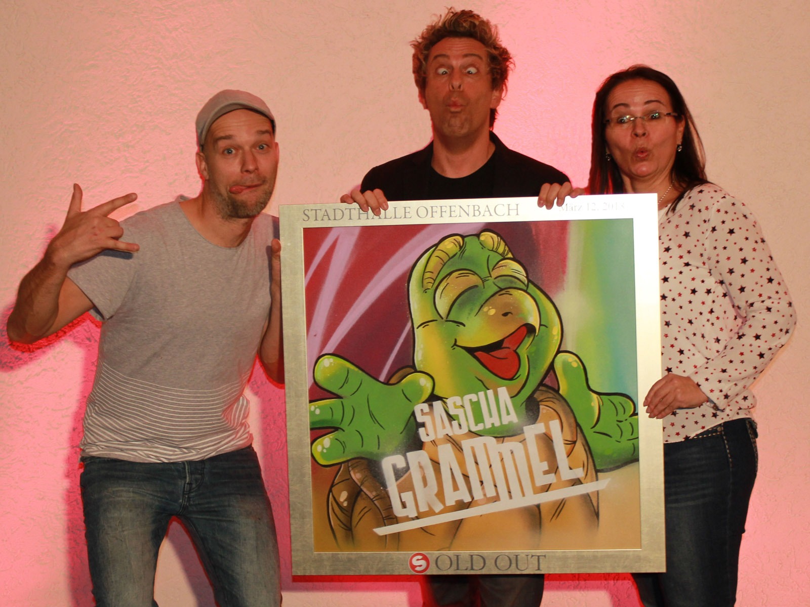 graffitiauftrag-graffitikuenstler-artmos4-sold-out-award-sascha-grammel-stadthalle-offenbach-leinwand-graffiti