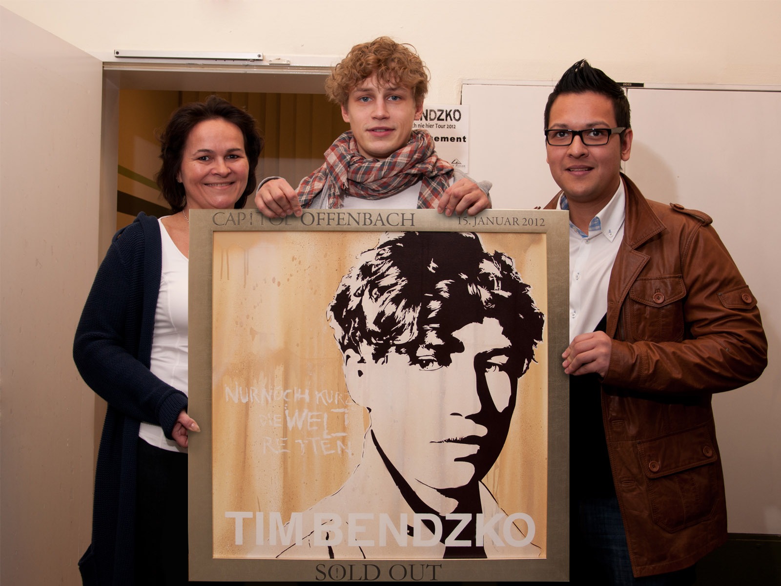 graffitiauftrag-graffitikuenstler-artmos4-sold-out-award-tim-bendzko-stadthalle-offenbach-leinwand-graffiti