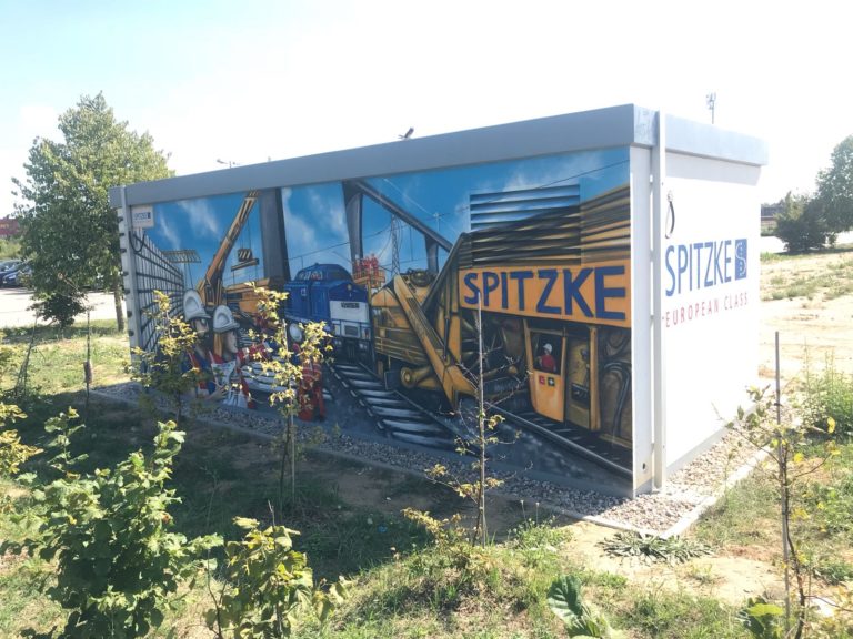 graffitiauftrag-graffitikuenstler-artmos4-spitzke-grossbeeren-aussen-baustelle-logo-comic-mensch-fahrzeug-bunt