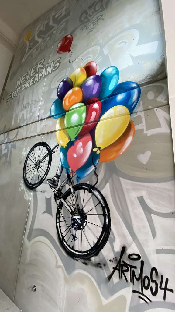 graffitiauftrag_graffitikuenstler_artmos4_Sprus_2022_Grasau_Marquartstein_Beton-Innenwand_Fahrrad_Ballons_Schrift_Graffiti_Tags_innen_privat_01