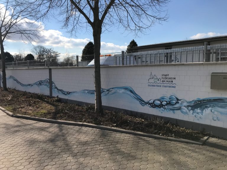 graffitiauftrag-graffitikuenstler-artmos4-stadtwerke-floersheim-energie-main-schrift-wasser-wellen-folie-schablone-blau-schwarz-gruen