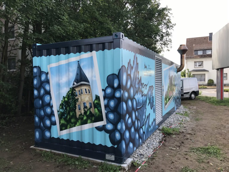 graffitiauftrag-graffitikuenstler-artmos4-stadtwerke-floersheim-essen-pflanzen-landschaft-blau-bunt-illustrativ-aussen