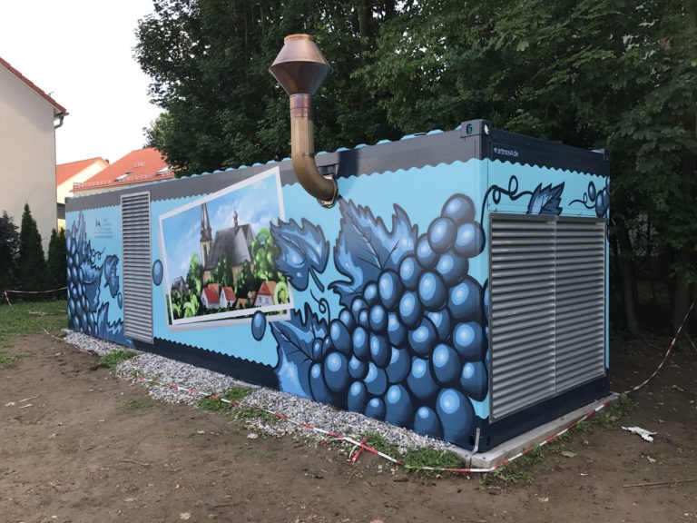 graffitiauftrag-graffitikuenstler-artmos4-stadtwerke-floersheim-essen-pflanzen-landschaft-blau-bunt-illustrativ-aussen