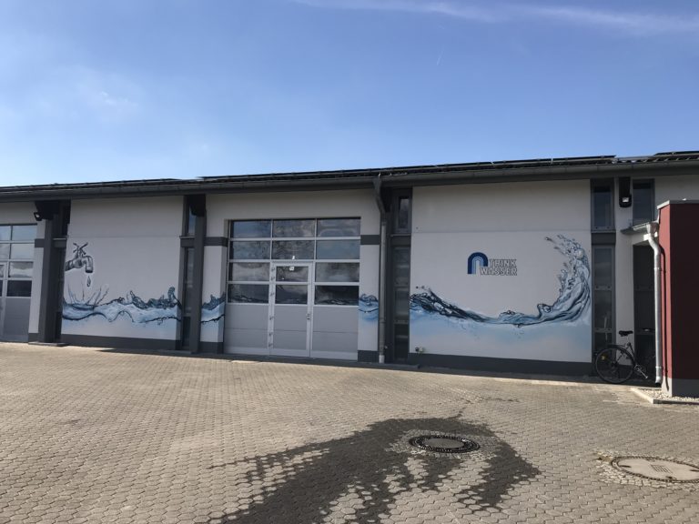 graffitiauftrag-graffitikuenstler-artmos4-stadtwerke-floersheim-wasser-tropfen-logo-wasserhahn-welle-aussen-blau-fotorealistisch
