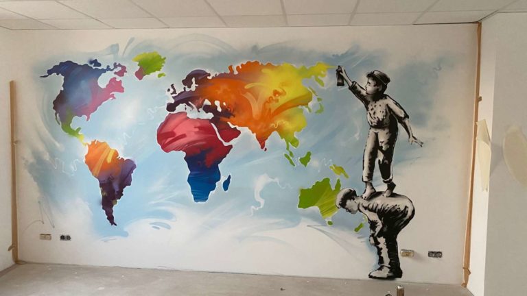 graffitiauftrag-graffitikuenstler-artmos4-STC_Risk_Consulting_Weltkarte_Banksy Menschen_4