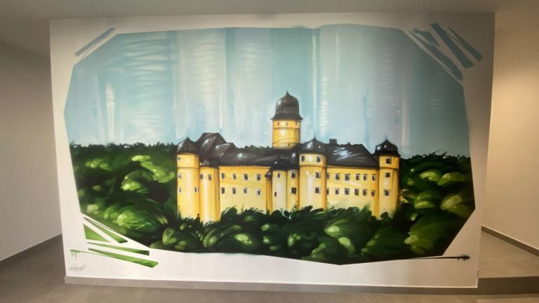 graffitiauftrag-graffitikuenstler-artmos4-STC_Risk_Montabauer_2021_himmel_landschaft_skyline_innen_blau_grün_gelb_graffiti_dienstleistung_09