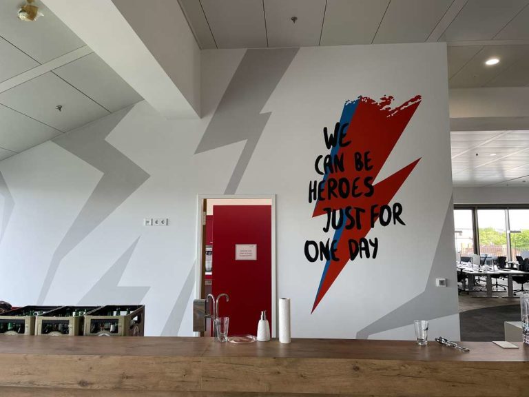 graffitiauftrag_graffitikuenstler_artmos4_SThree_Frankfurt_2021_Schrift_Blitz_grafisch_innen_blau_schwarz_folie_01