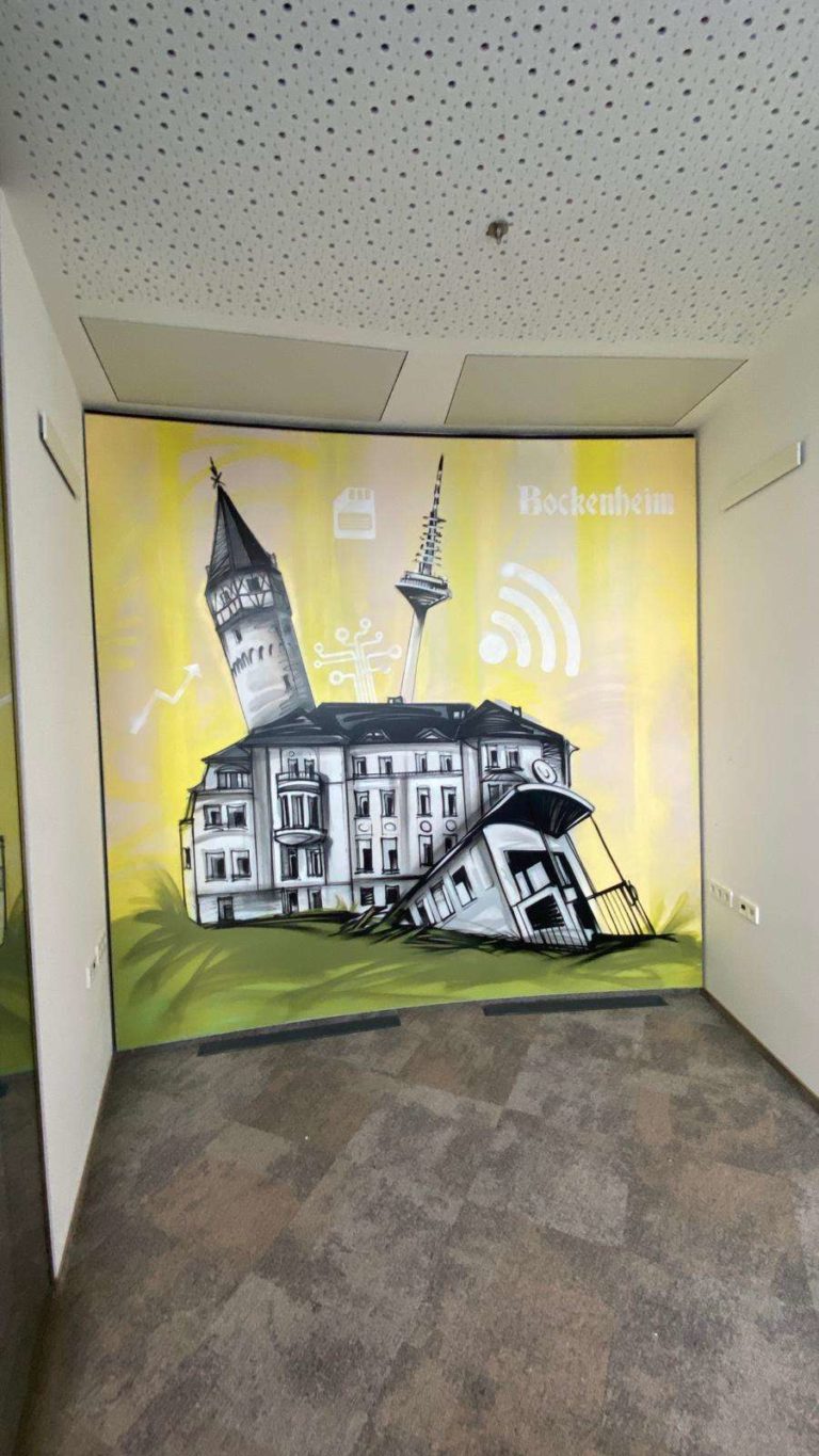 graffitiauftrag-graffitikuenstler-artmos4-SThree_Frankfurt_2021_Sehenswürdigkeiten_icons_skyline_schrift_innen_leinwand_gelb_weiß_folie_graffiti_it_dienstleistung_01