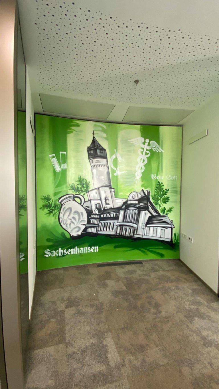 graffitiauftrag-graffitikuenstler-artmos4-SThree_Frankfurt_2021_Sehenswürdigkeiten_icons_skyline_schrift_innen_leinwand_grün_weiß_folie_graffiti_it_dienstleistung_01