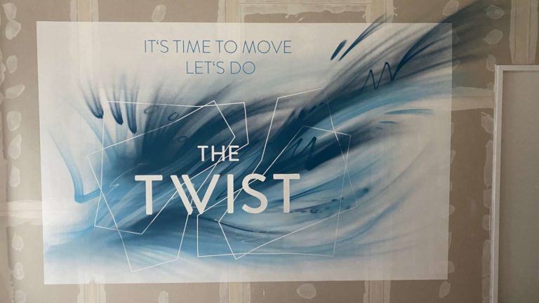 graffitiauftrag-graffitikuenstler-artmos4-Strabag_The Twist_Logo_Wischer_Frankfurt_logo_grafisch_graffiti_blau_innen_modern_04