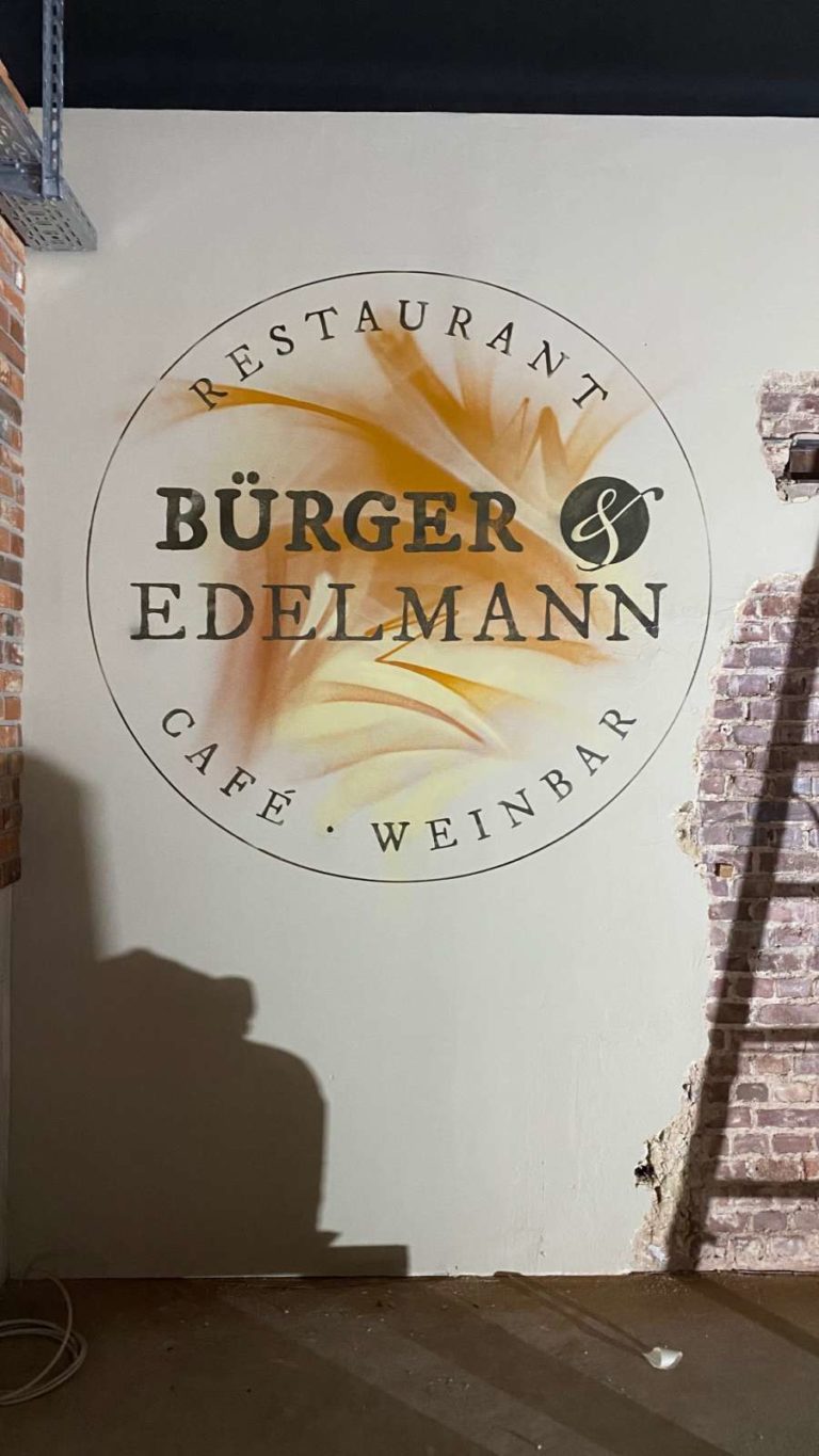 graffitiauftrag-graffitikuenstler-artmos4-Stückwerk_Restaurant_Bürger_Edelmann_2020_innen_Logo_Kunst_gesicht_rau_Mauer_01