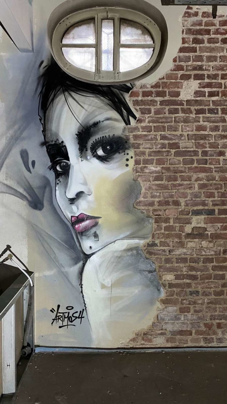 graffitiauftrag-graffitikuenstler-artmos4-Stückwerk_Restaurant_Bürger_Edelmann_2020_innen_Logo_Kunst_gesicht_rau_Mauer_03