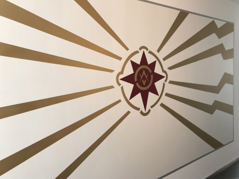 graffitiauftrag-graffitikuenstler-artmos4-stummer-privat-innen-schrift-capersville-frau-mann-gruen-rot-blau-grau-silber-illustrativ-comic