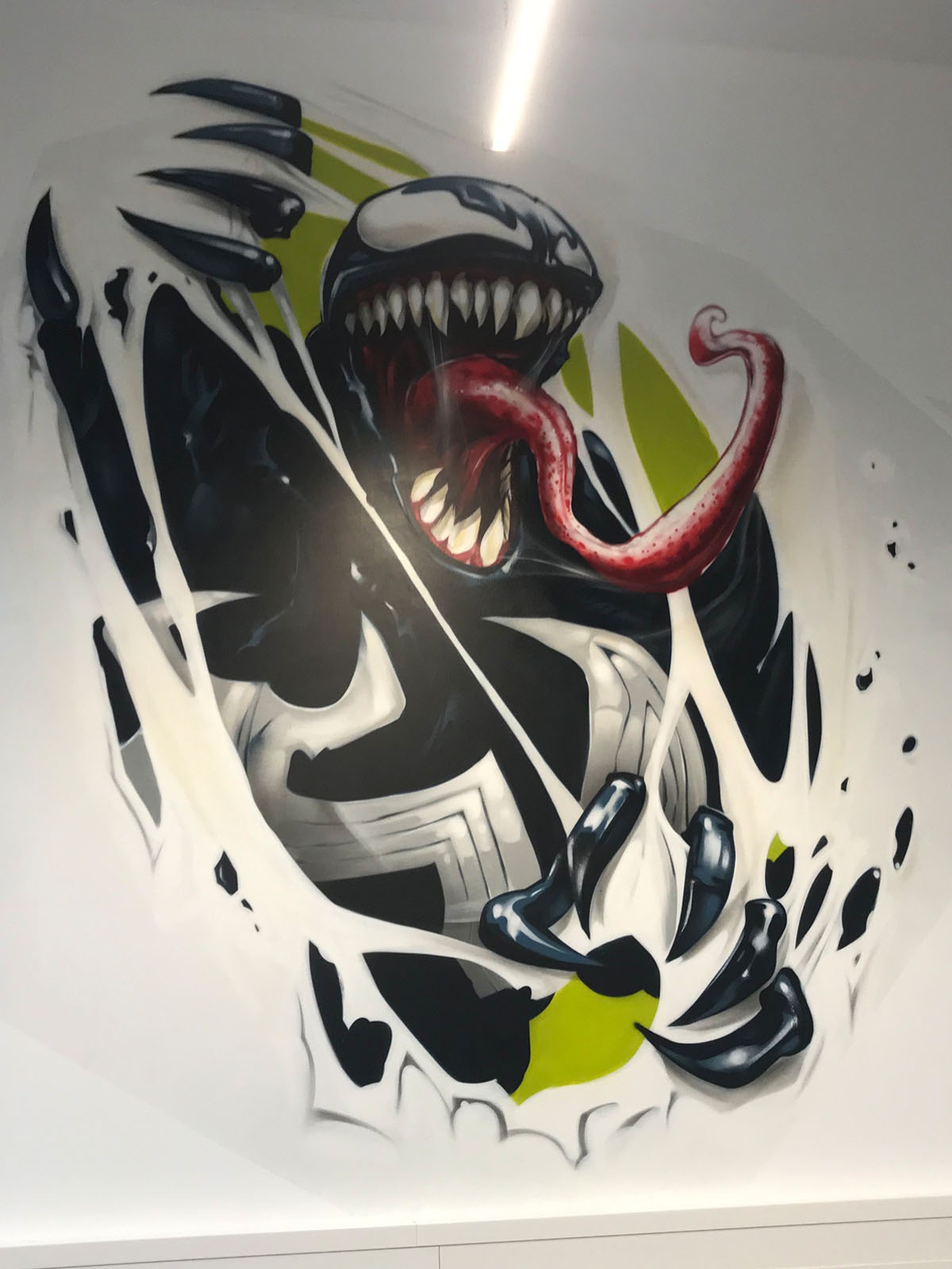 venom. zunge, zähne, wand